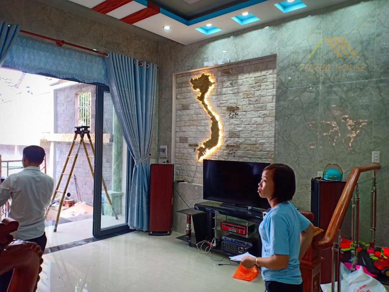 Đồng hồ treo tường hình bản đồ Việt Nam trang trí nội thất phòng ngủ
