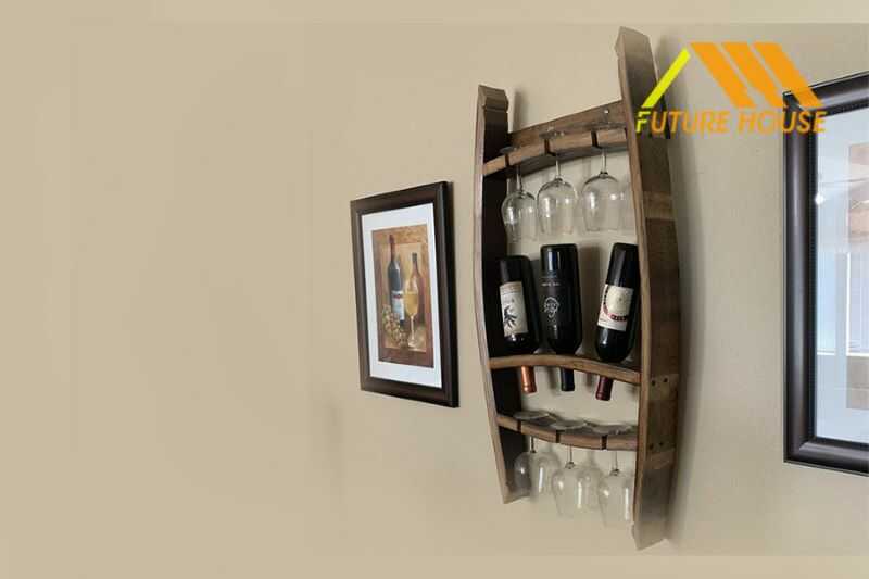 Các kệ rượu gỗ treo tường sẽ giúp bạn cất giữ thức uống quý ở hành lang an toàn
