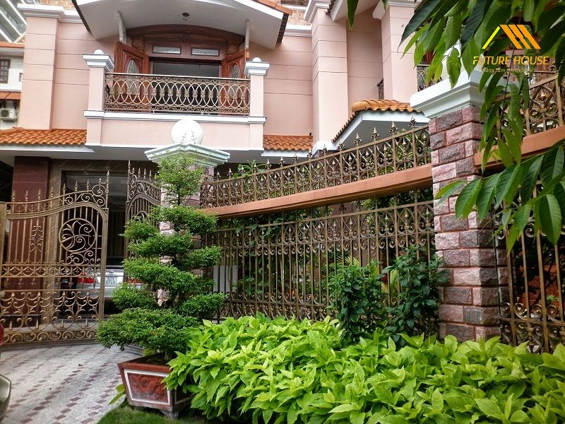 Trang trí cổng nhà cho nhà cao tầng mang lại sự sang trọng của gia chủ