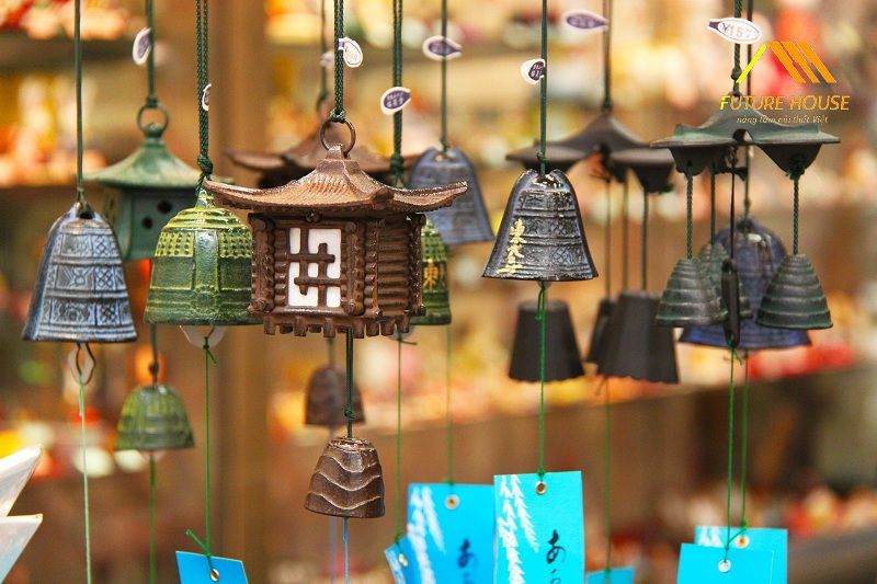 Treo chuông gió dẫn dắt khí luân chuyển trong nhà